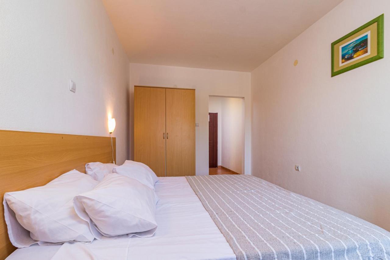 Apartments And Rooms Alenka Banjole Esterno foto
