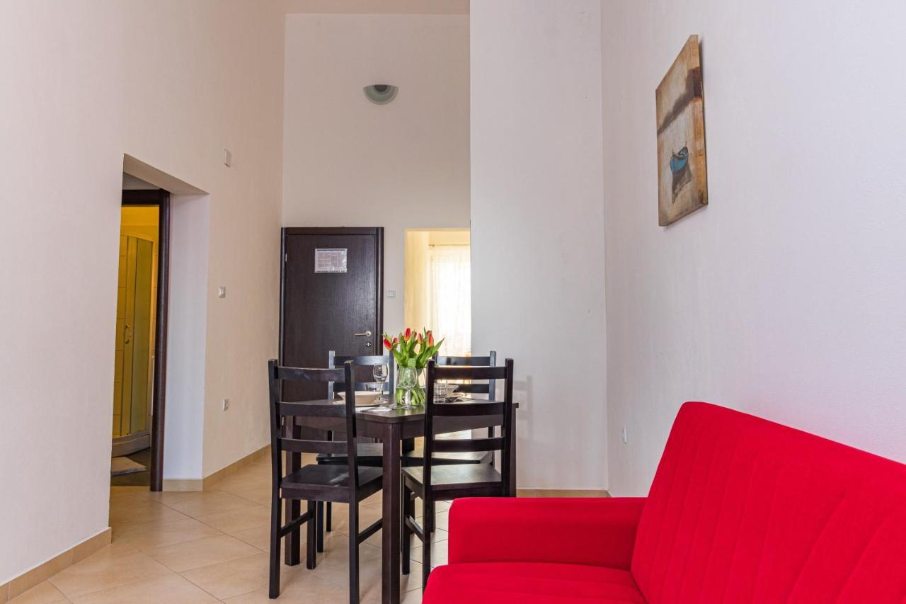 Apartments And Rooms Alenka Banjole Esterno foto
