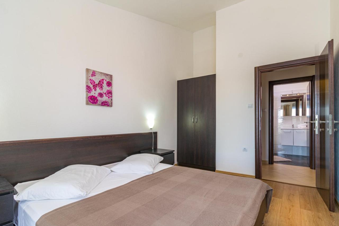 Apartments And Rooms Alenka Banjole Esterno foto