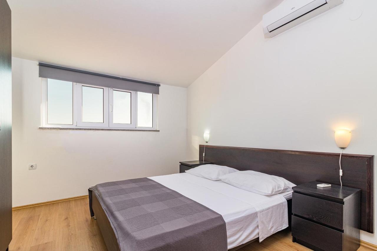 Apartments And Rooms Alenka Banjole Esterno foto