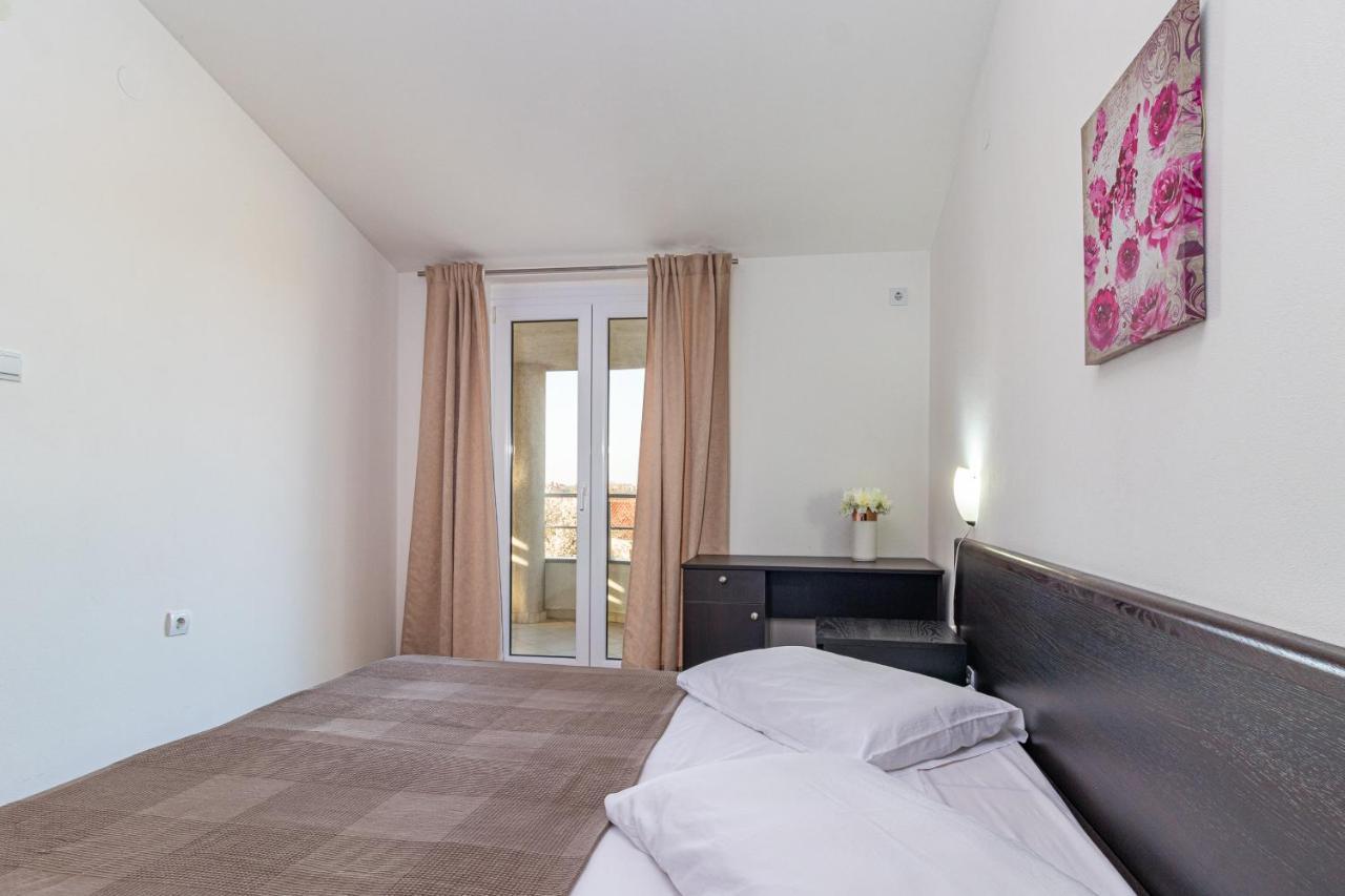 Apartments And Rooms Alenka Banjole Esterno foto