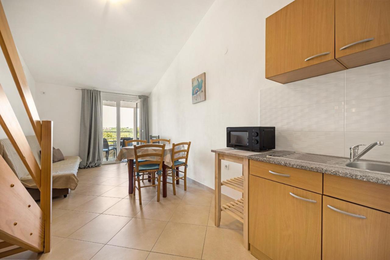 Apartments And Rooms Alenka Banjole Esterno foto