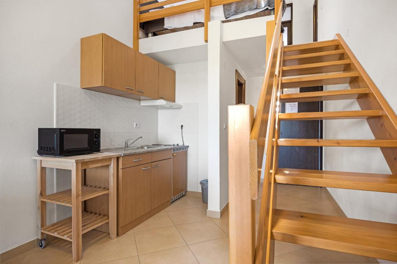 Apartments And Rooms Alenka Banjole Esterno foto