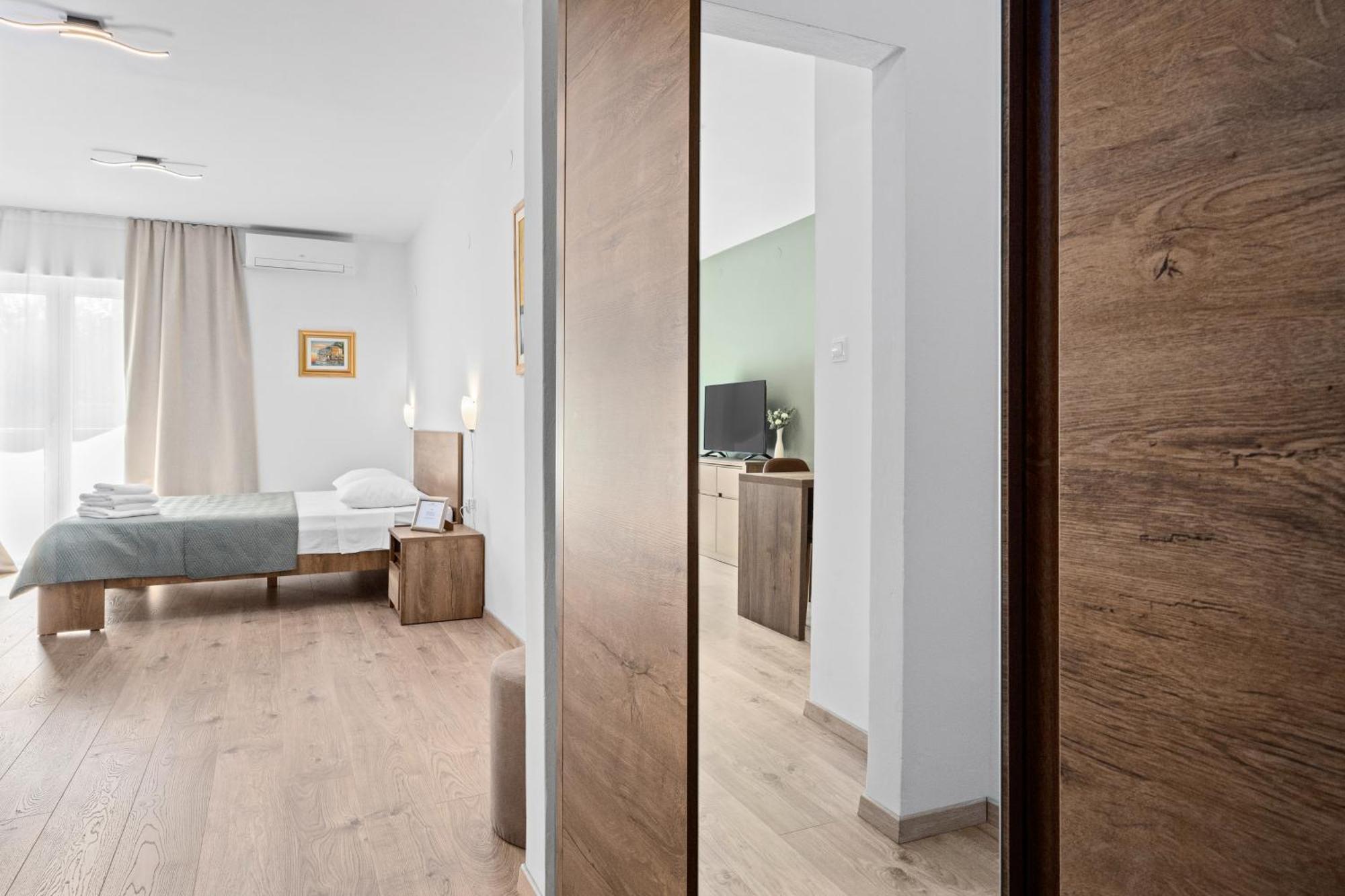 Apartments And Rooms Alenka Banjole Esterno foto